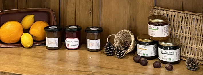 Pots de confitures artisanales préparées par Les Régalades de Delphine et pots de miels dans l'épicerie fine située à Paris 20.