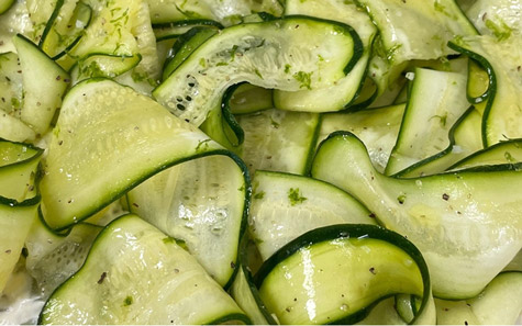 Vue de près sur des lamelles de concombre préparées par Les Régalades de Delphine, traiteur paris 20.