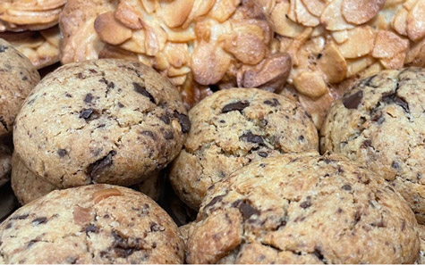 Cookies et tuiles aux amandes préparés maison par Les Régalades de Delphine, traiteur paris 20.