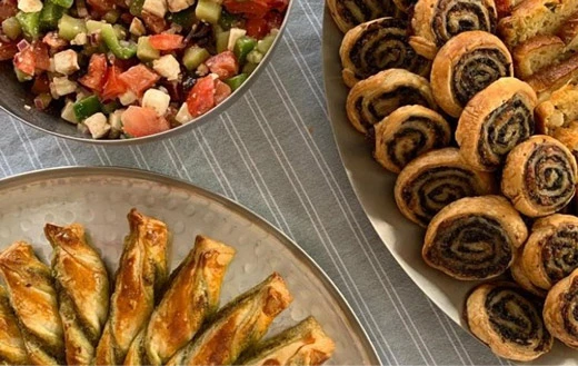 Aperçu d'un cocktail dînatoire par Les Régalades de Delphine avec tarte soleil, roulés feuilletés et salade de crudités.