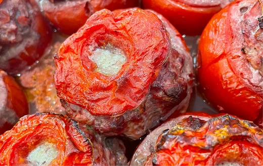 Plat à partager de tomates farcies préparé par Les Régalades de Delphine, traiteur à Paris 20.