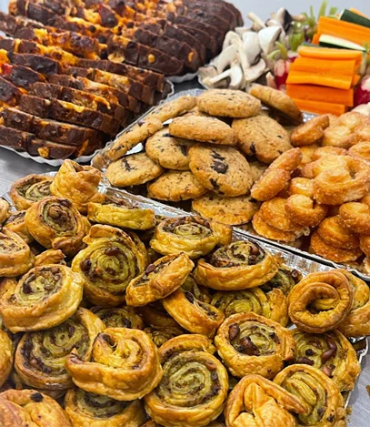 Plateaux de feuilletés, cakes salés, crudités, cookies et palmiers faits maison par Les Régalades de Delphine, traiteur paris 20, pour un buffet apéritif à Paris.