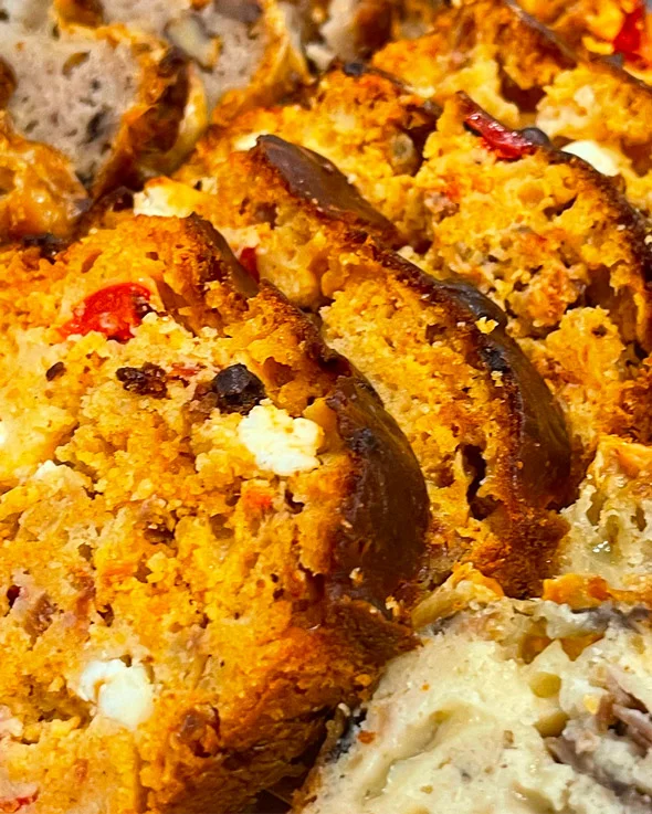 Tranche de cakes salés faits maison par Les Régalades de Delphine pour un cocktail dînatoire.