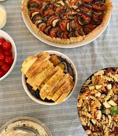 Tarte salée et salade de pâtes préparées par les Régalades de Delphine, traiteur paris 20, pour un cocktail dînatoire.