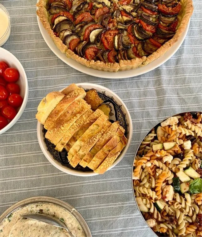 Tarte salée et salade de pâtes préparées par les Régalades de Delphine, traiteur paris 20, pour un cocktail dînatoire.
