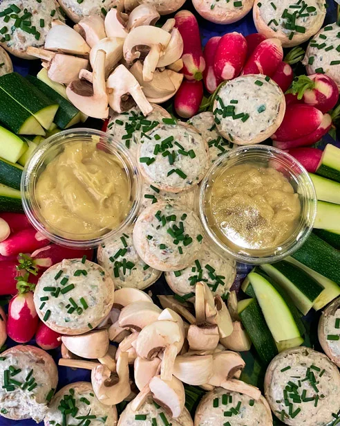Champignons, radis et bâtonnets de courgettes à tremper dans une sauce et blinis tartinés préparés par Les Régalades de Delphine pour un buffet apéritif.