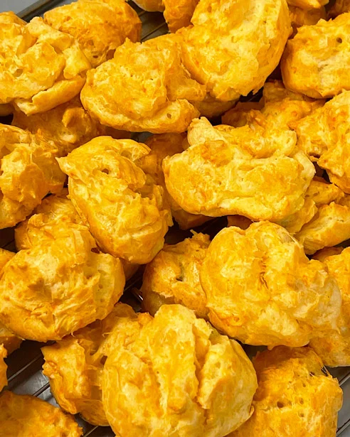 Gougères faites maison par Les Régalades de Delphine, traiteur à Paris 20, pour un buffet apéritif.