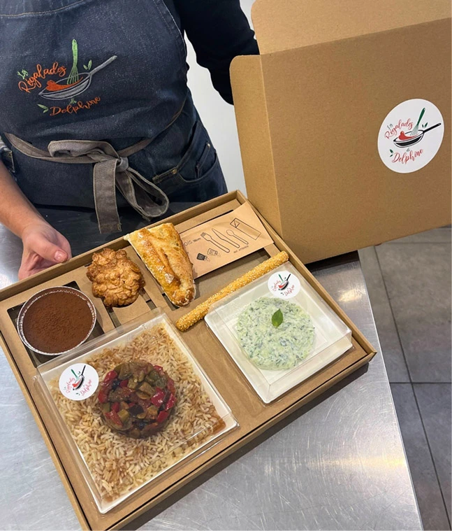 Plateau repas pour entreprise préparé par Les Régalades de Delphine, traiteur à Paris, et composé d'un gressin, d'une entrée, d'un plat, d'un petit pain et d'un dessert.