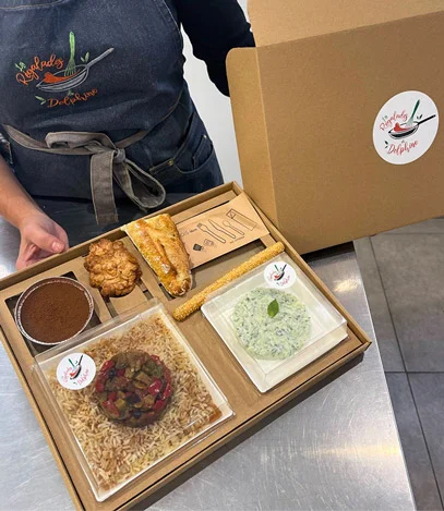 Plateau repas pour une entreprise préparé par Les Régalades de Delphine, traiteur paris 20.