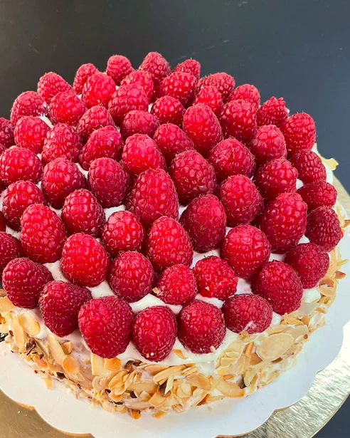 Gâteau à la framboise préparé par Les Régalades de Delphine, traiteur à Paris 20.