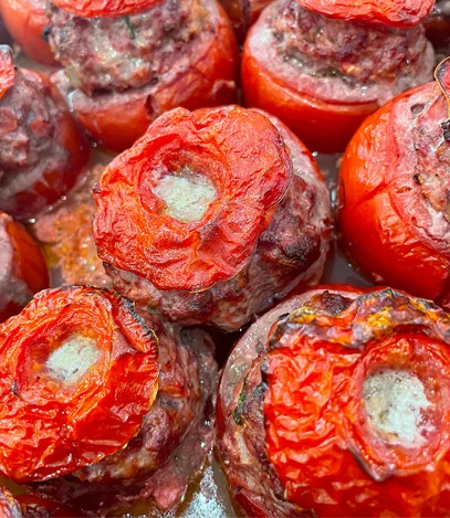Plat de tomates farcies fait maison à partager, préparé par Les Régalades de Delphine, traiteur paris 20.