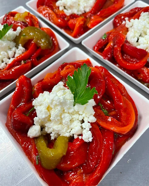 Poivrons en lamelles marinés et accompagnés de féta, préparés par Les Régalades de Delphine.