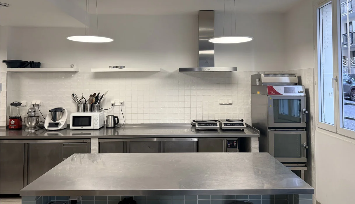 Vue d'ensemble d'une cuisine professionnelle à louer à Paris 20.